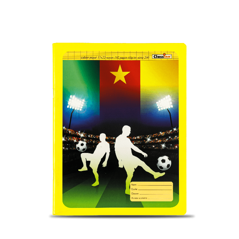 Caderno de exercícios amarelo com padrão de futebol
